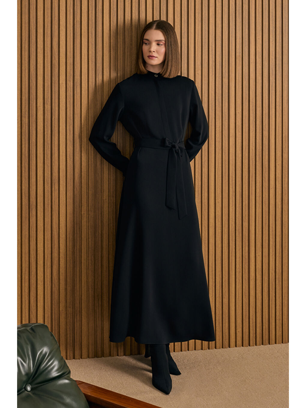 Siyah Hakim Yaka Dökümlü Elbise