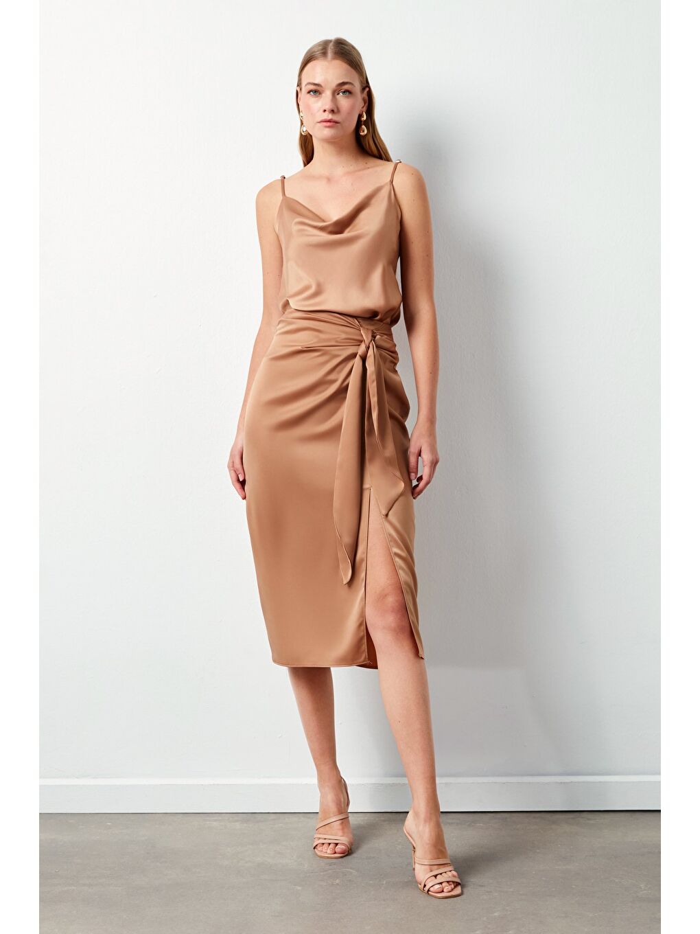 Kahverengi Bağlamalı Saten Etek - Camel-1