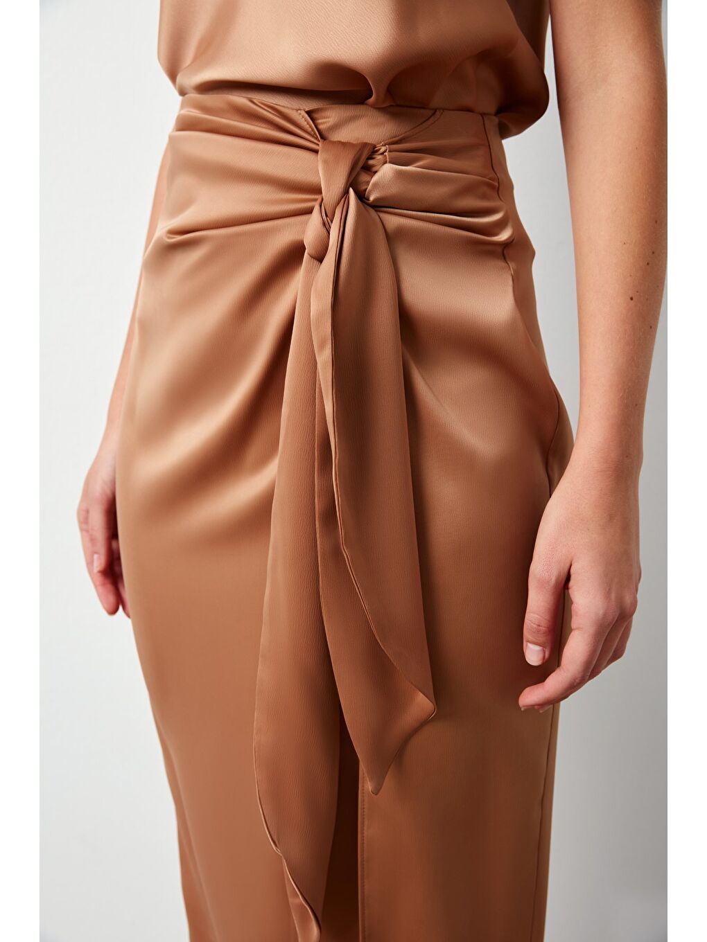 Kahverengi Bağlamalı Saten Etek - Camel-2
