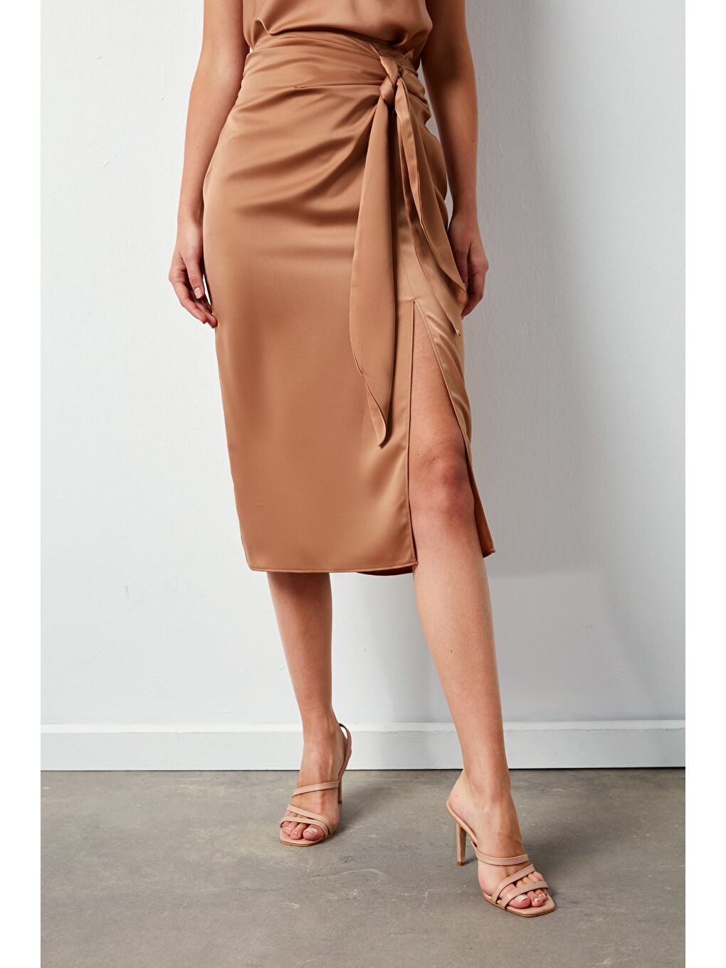 Kahverengi Bağlamalı Saten Etek - Camel-3