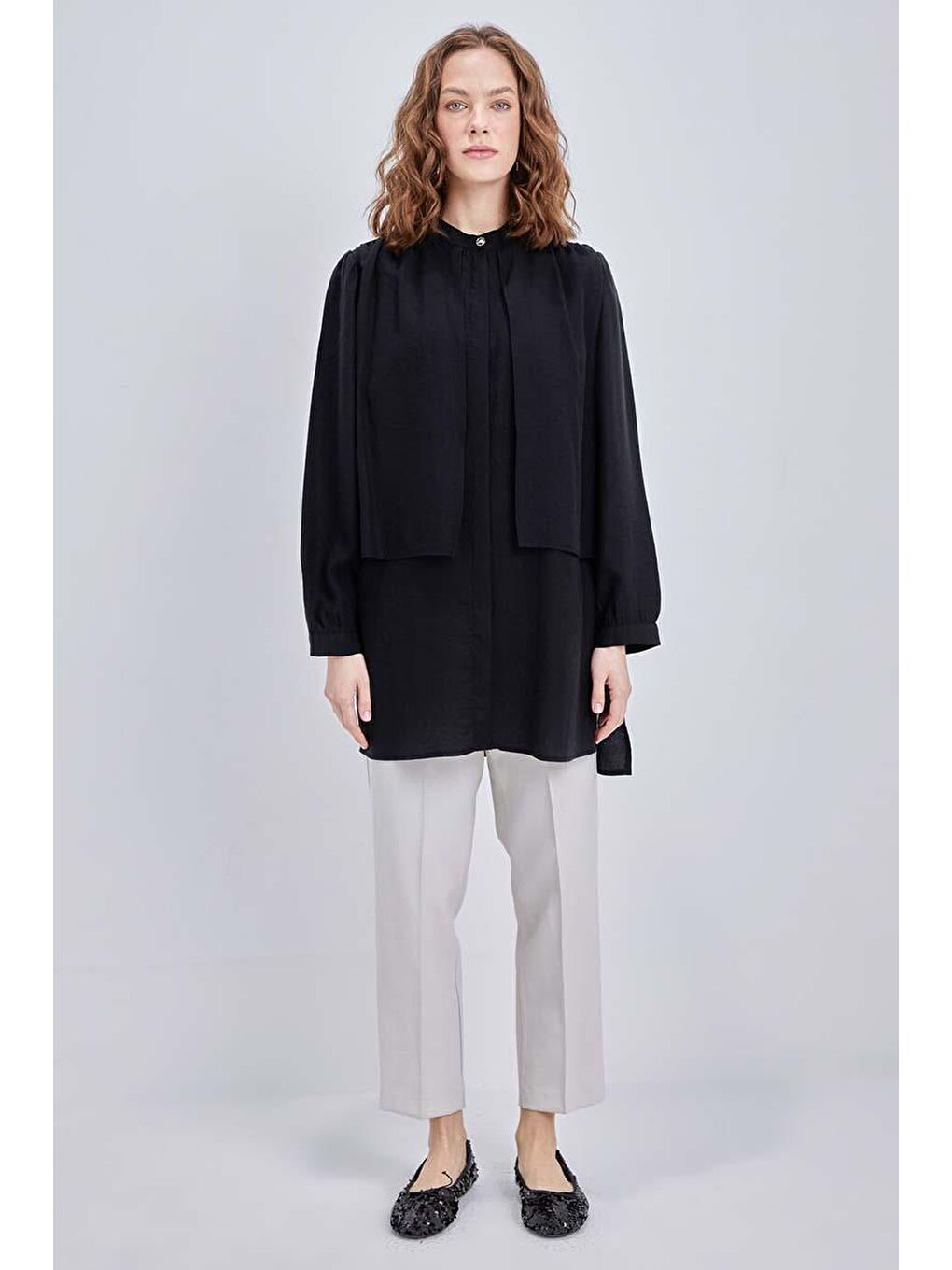 Siyah-Dökümlü Rüzgarlıklı Gömlek-1