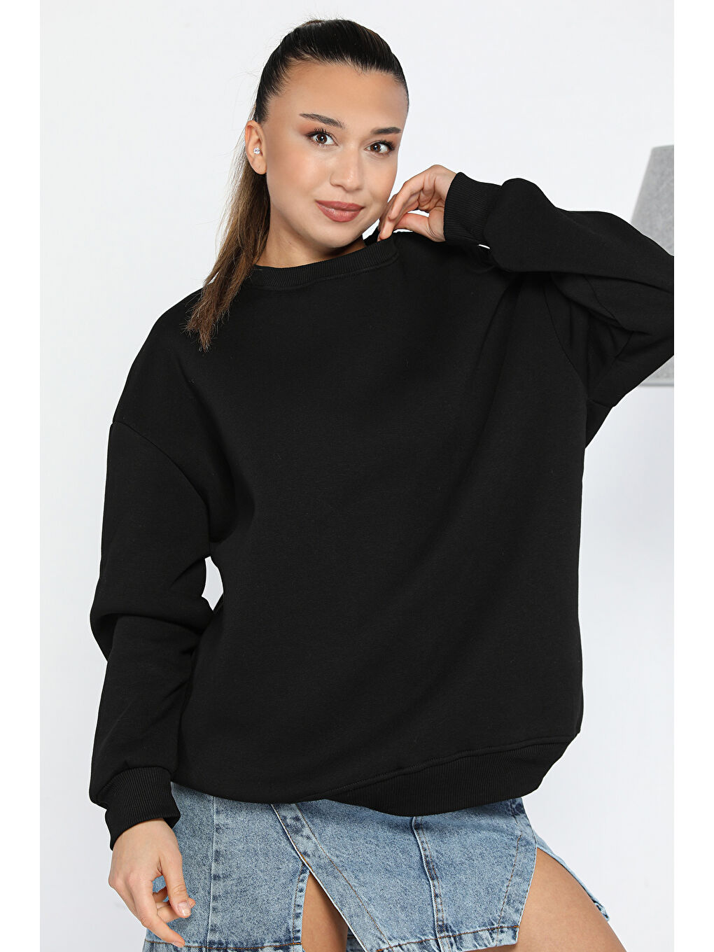 Siyah Kadın Bisiklet Yaka Şardonlu Üç İplik Oversize Sweatshirt-1