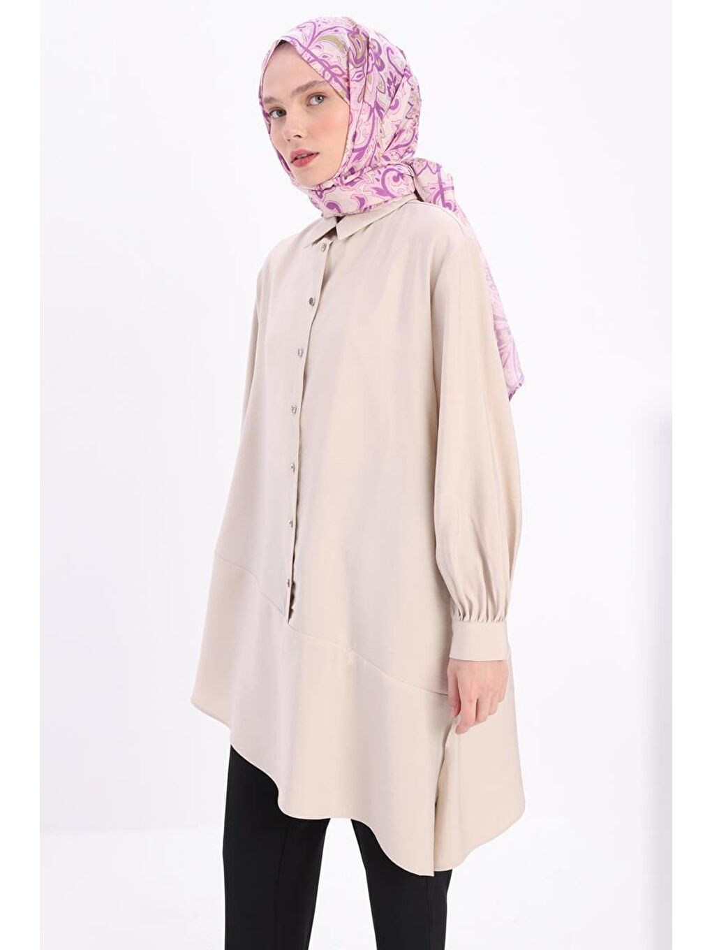 Ekru-Eteği Asimetrik Yırtmaçlı Gömlek Yaka Tunik