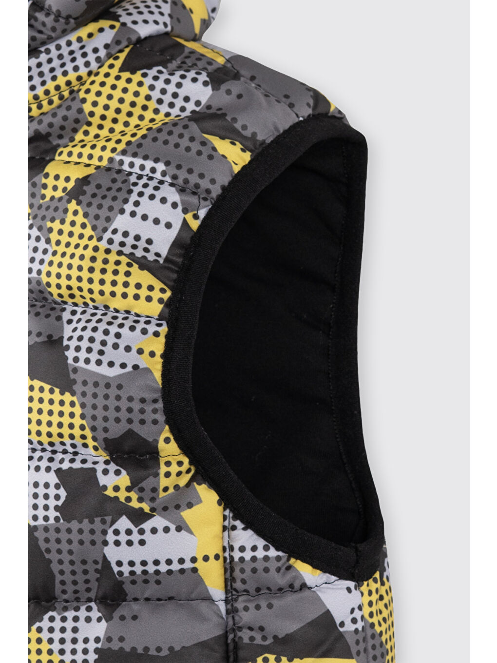 Erkek Bebek Desenli Kapüşonlu Şişme Siyah Yelek-1