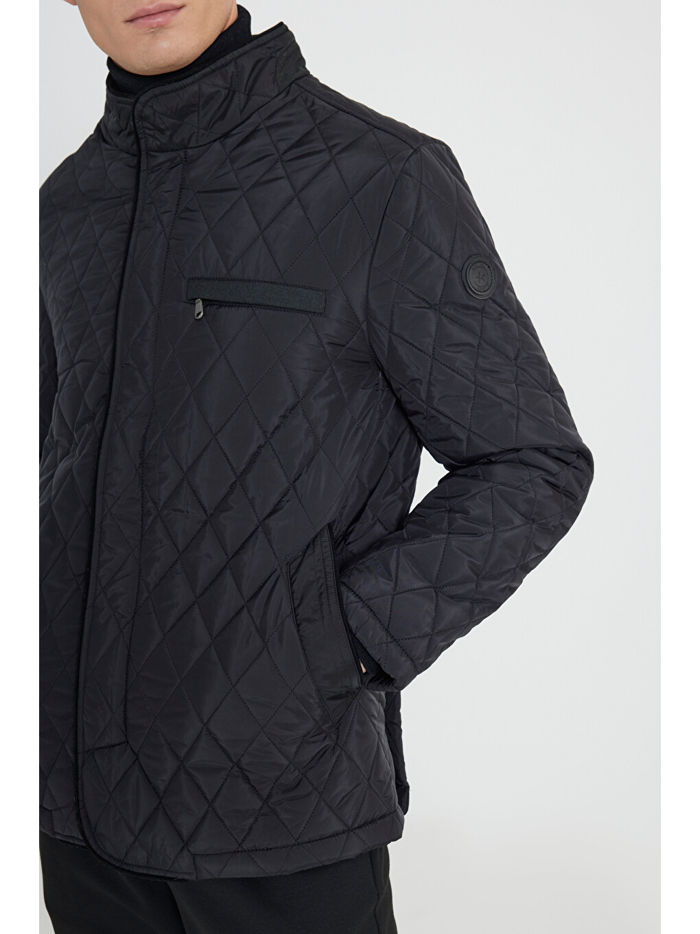 Erkek Siyah Standart Fit Normal Kesim Dik Yaka Desenli Kapitone Overcoat-4