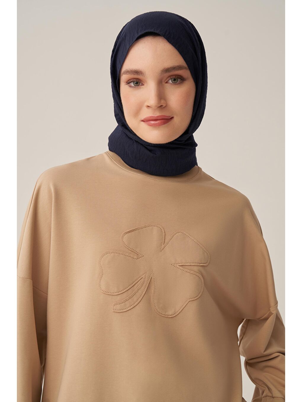 Bej-Pamuklu Aplikeli Sweatsirt-4