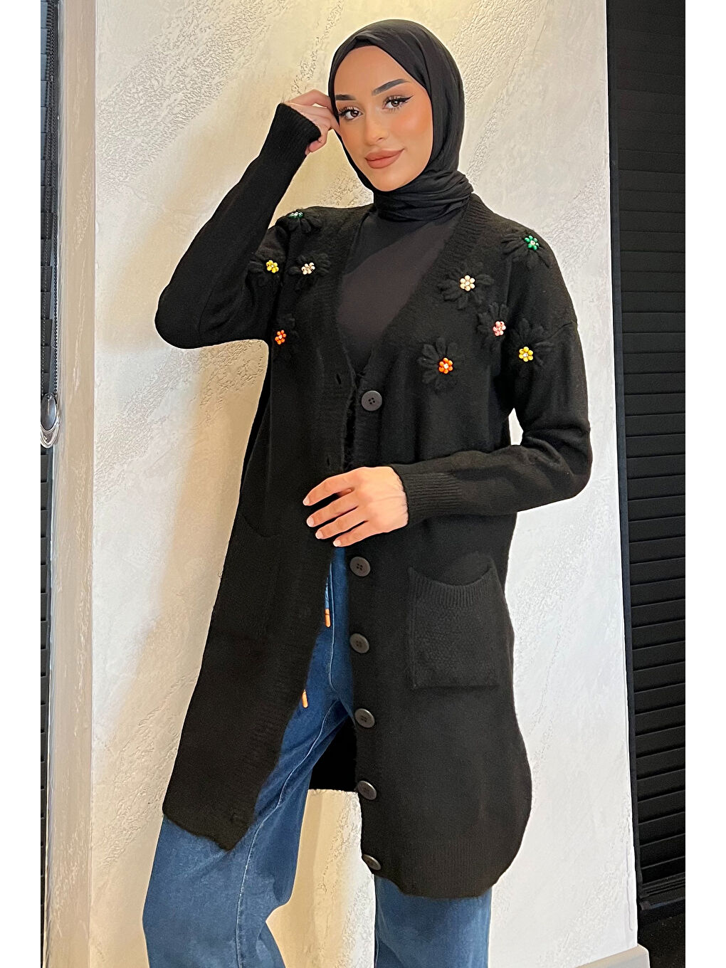 Julude Siyah Çiçek Nakışlı Taşlı Tesettür Uzun Triko Hırka - 3