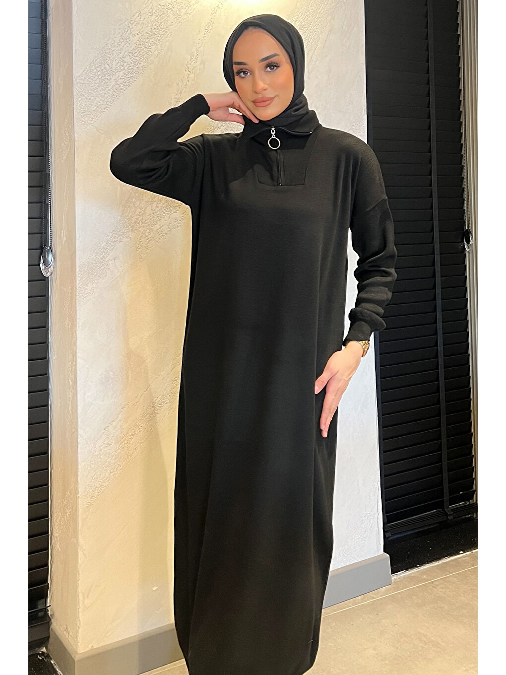 Siyah Kadın Ön Fermuar Detaylı Tesettür Triko Elbise-3