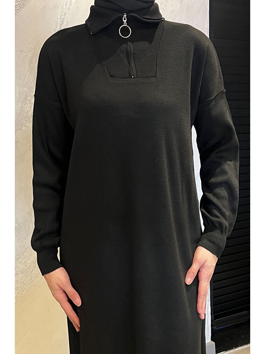 Siyah Kadın Ön Fermuar Detaylı Tesettür Triko Elbise-4