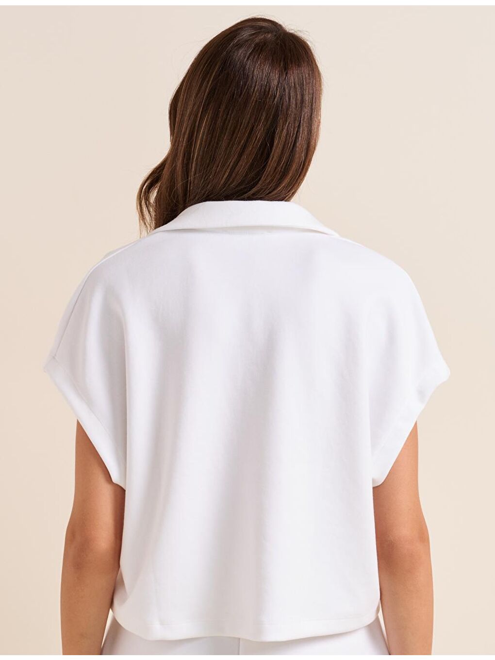 Beyaz Bol Kesim Polo Yaka Kolsuz Örme Tişört