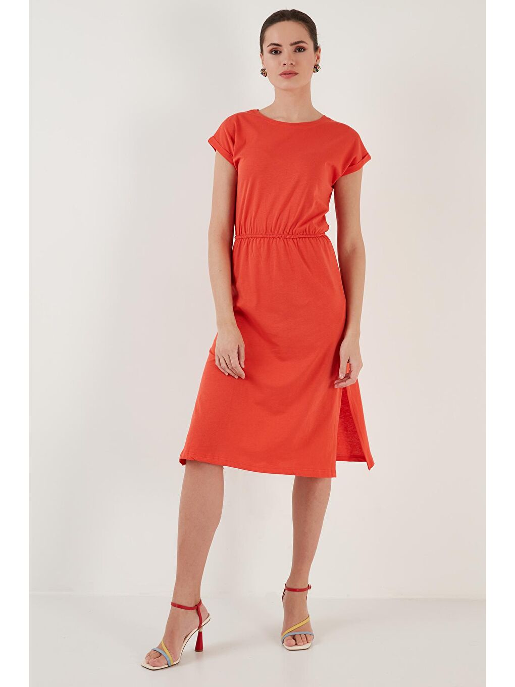 Kahverengi Pamuklu Kısa Kollu Çift Yırtmaçlı Midi Elbise 5864205