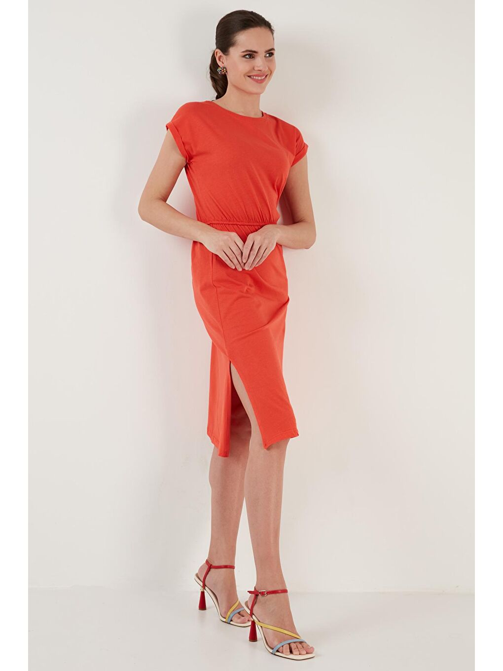 Kahverengi Pamuklu Kısa Kollu Çift Yırtmaçlı Midi Elbise 5864205-1