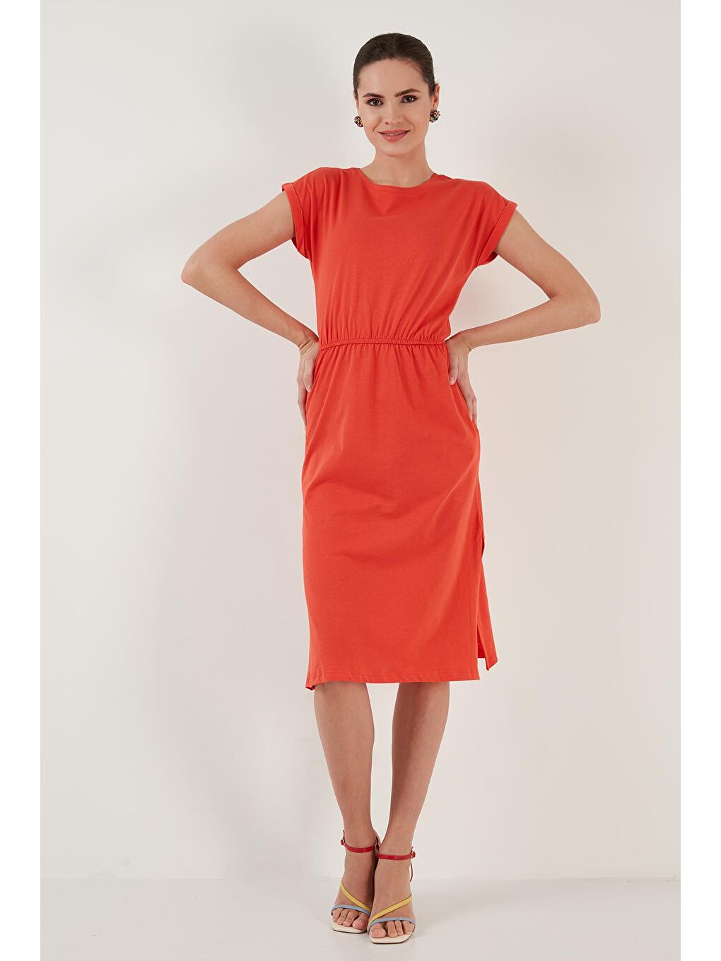 Kahverengi Pamuklu Kısa Kollu Çift Yırtmaçlı Midi Elbise 5864205-3