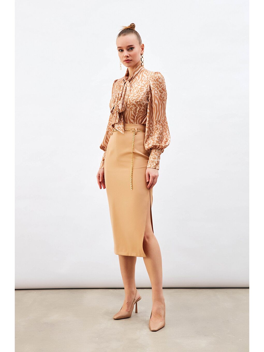 Kahverengi Zincir Kemerli Kalem Etek - Camel