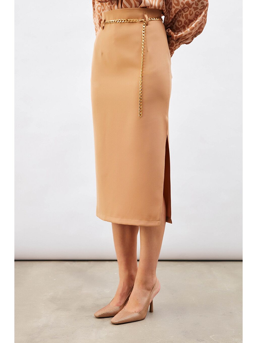 Kahverengi Zincir Kemerli Kalem Etek - Camel-2