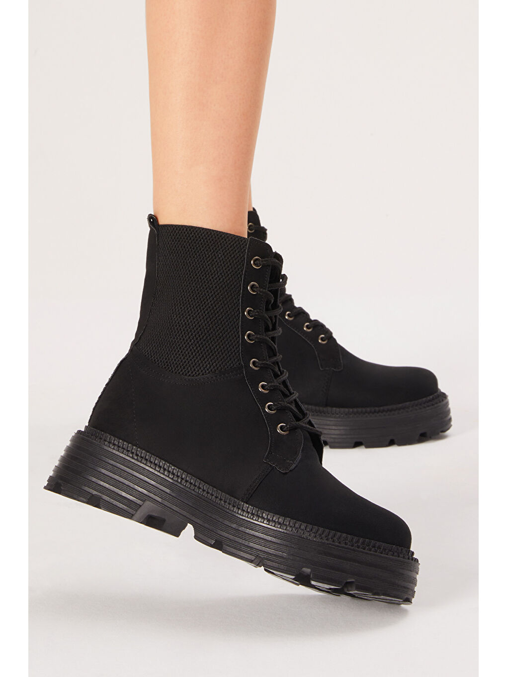 Kadın Siyah Süet Yanı Lastiklii Rahat Kalıp Bağcıklı Bot