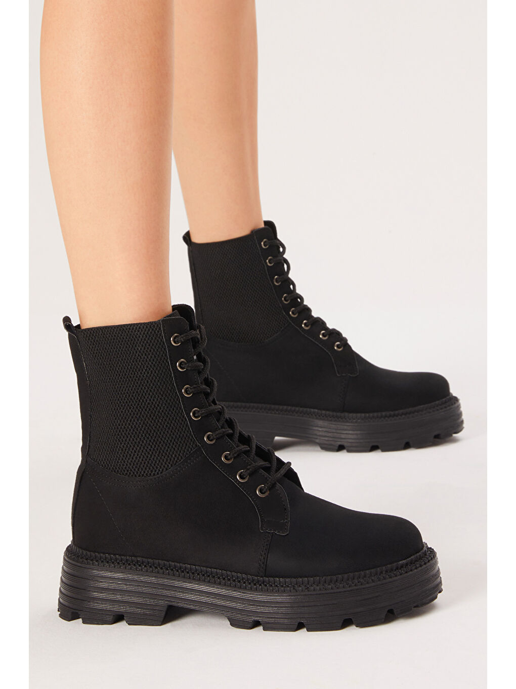 Kadın Siyah Süet Yanı Lastiklii Rahat Kalıp Bağcıklı Bot-1