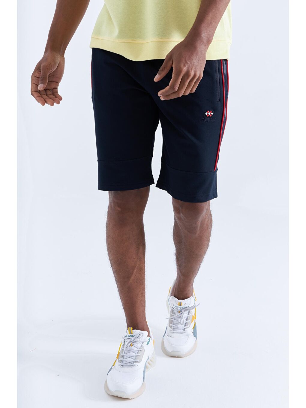 Lacivert - Kırmızı Yan Şeritli Standart Kalıp Erkek Şort - 81148