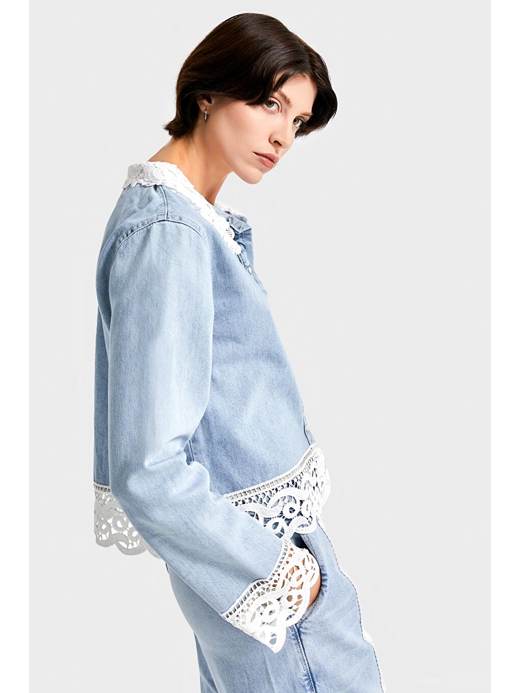 Mavi Kadın Jean Rengi 4s5-3 Viskon Kumaş Dantel Detaylı Özel Tasarım Denim Gömlek