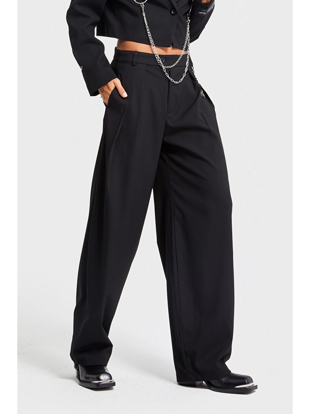 Kadın Siyah Renk Aksesuar Detaylı Bol Kesim Dokuma Kumaş Özel Tasarım Pantolon-1