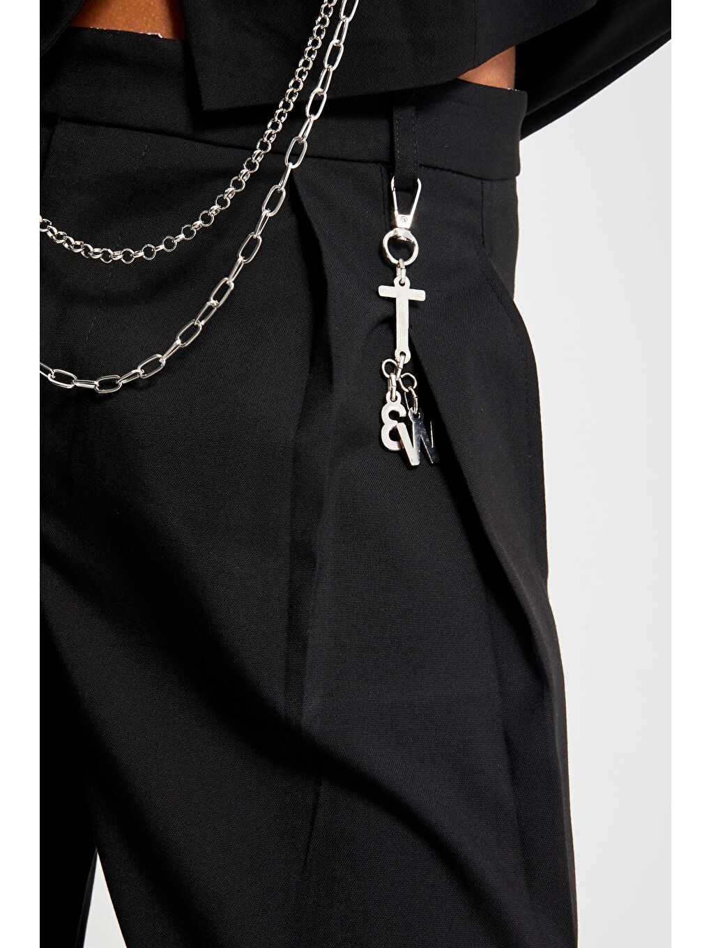 Kadın Siyah Renk Aksesuar Detaylı Bol Kesim Dokuma Kumaş Özel Tasarım Pantolon-2