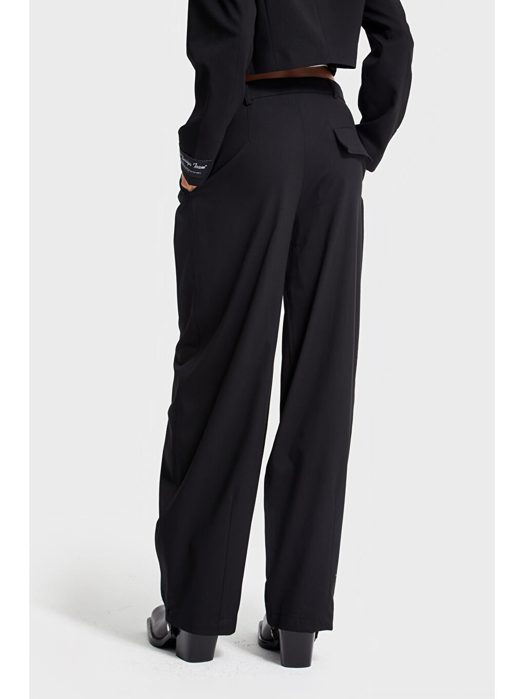 Kadın Siyah Renk Aksesuar Detaylı Bol Kesim Dokuma Kumaş Özel Tasarım Pantolon-3