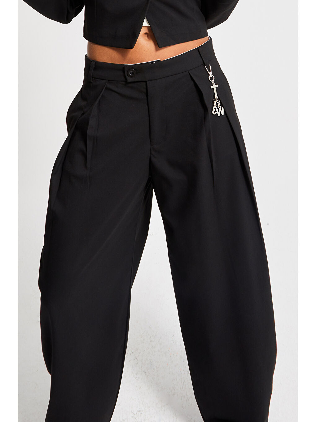 Kadın Siyah Renk Aksesuar Detaylı Bol Kesim Dokuma Kumaş Özel Tasarım Pantolon-4