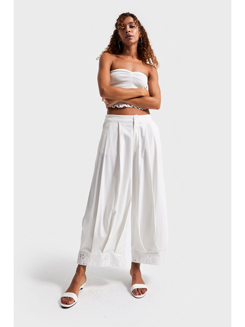 Kadın Ekru Renk Beyaz Dantel Detaylı Bol Kesim Özel Tasarım Kumaş Pantolon-3