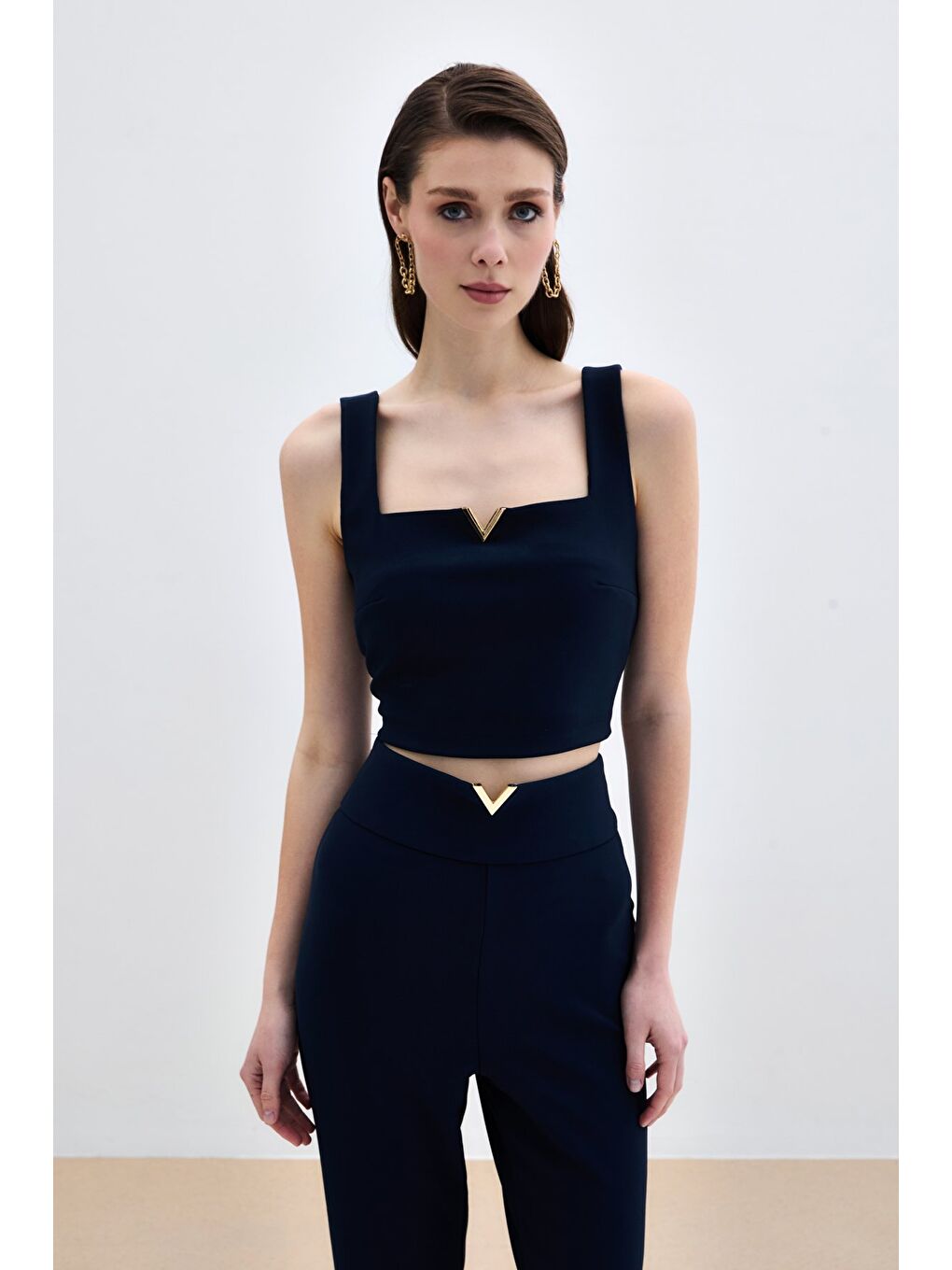 Yaka Gold Aksesuarlı Bluz - Lacivert