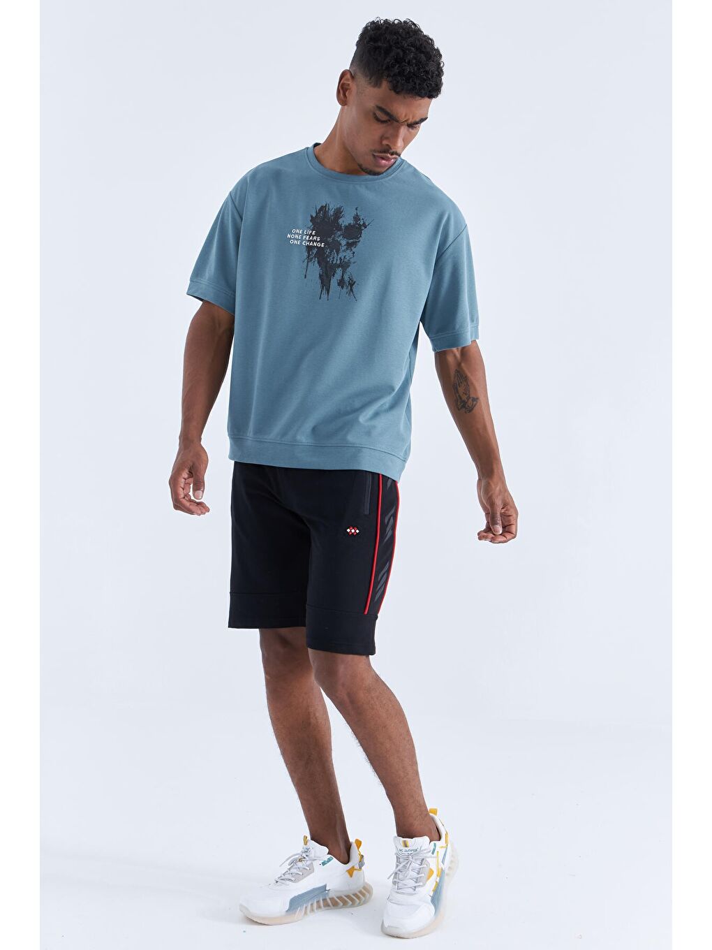 Siyah - Kırmızı Yan Şeritli Standart Kalıp Erkek Şort - 81148