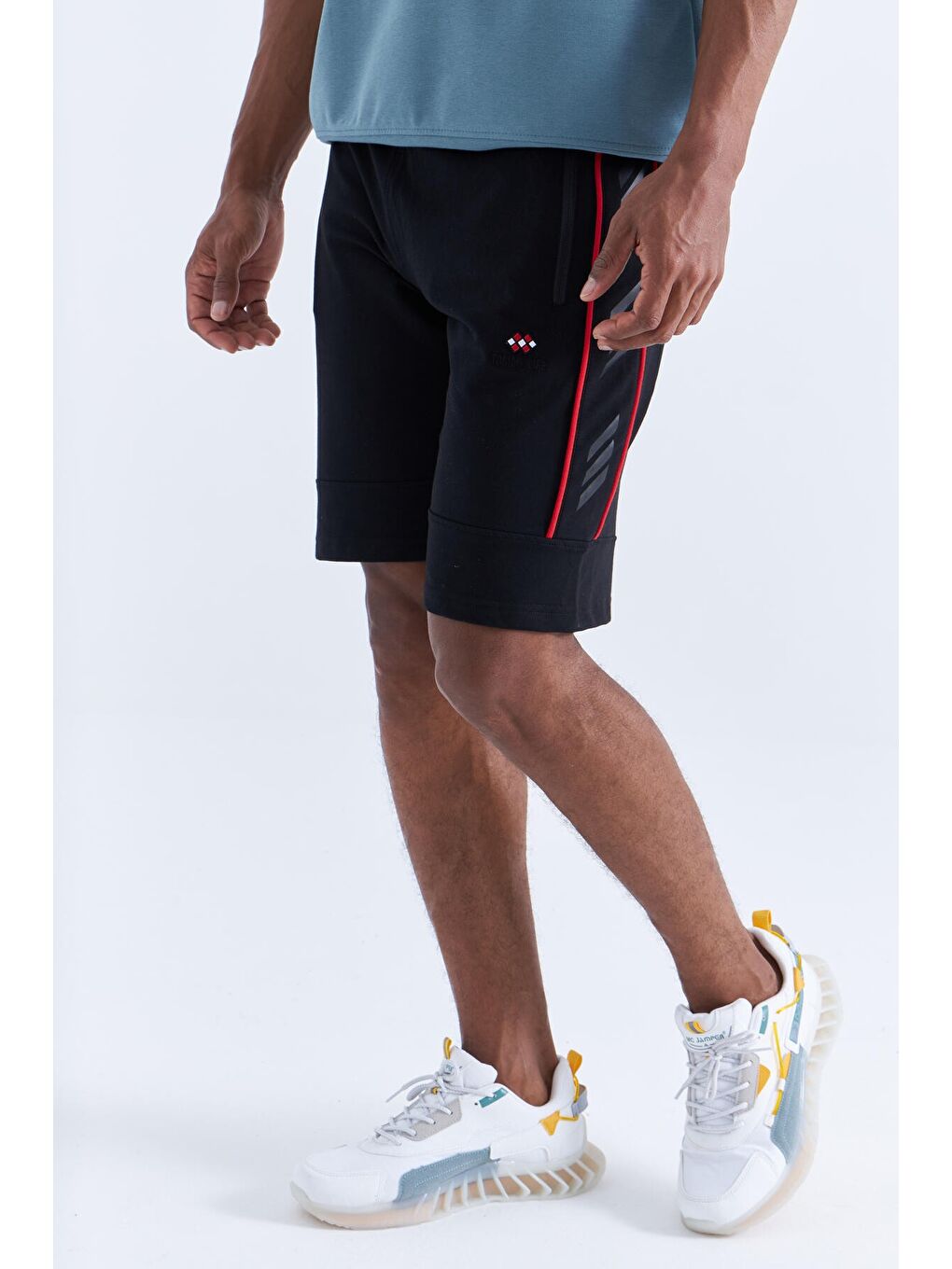 Siyah - Kırmızı Yan Şeritli Standart Kalıp Erkek Şort - 81148-1