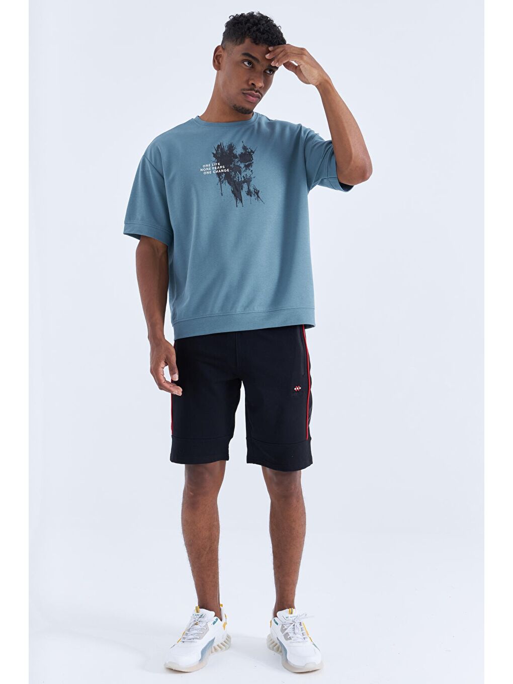 Siyah - Kırmızı Yan Şeritli Standart Kalıp Erkek Şort - 81148-2