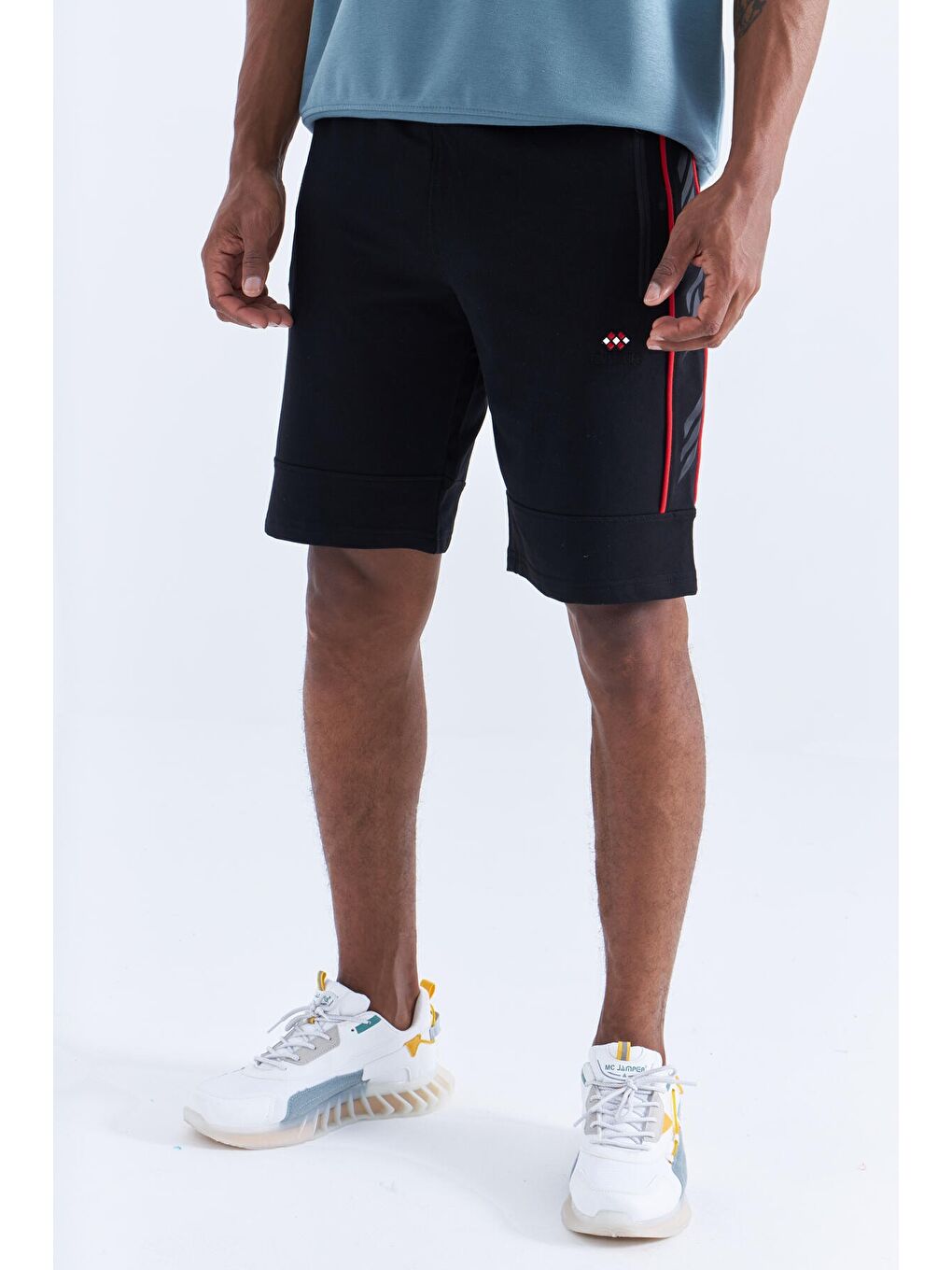 Siyah - Kırmızı Yan Şeritli Standart Kalıp Erkek Şort - 81148-3
