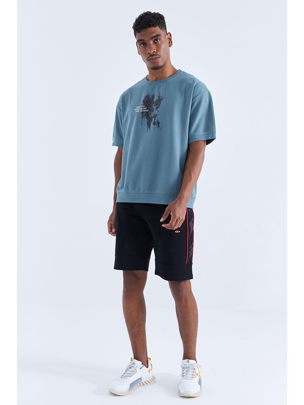 Siyah - Kırmızı Yan Şeritli Standart Kalıp Erkek Şort - 81148-4