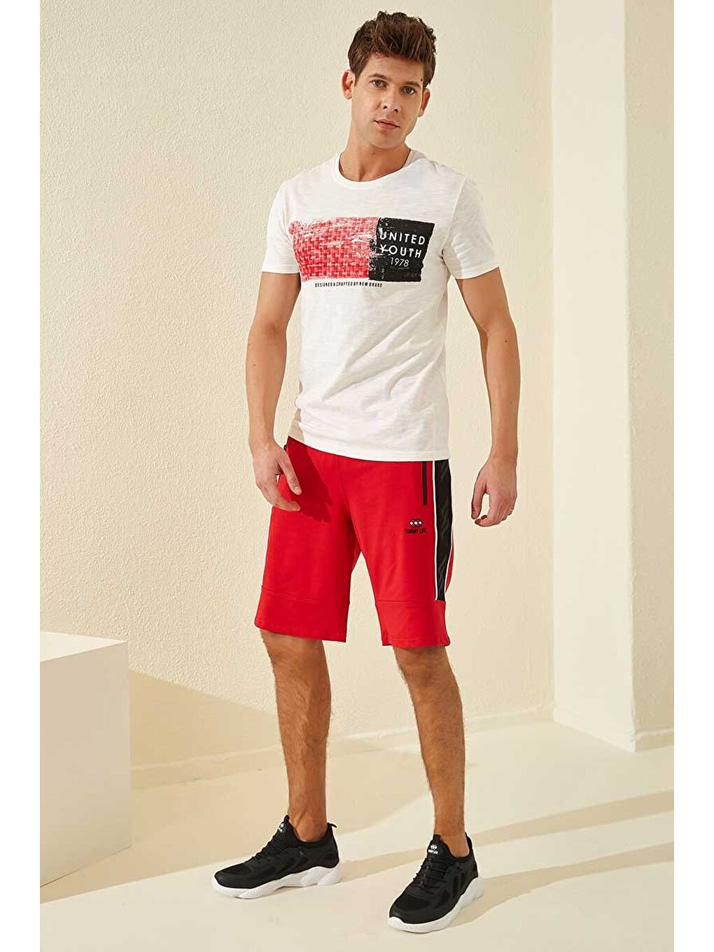 Kırmızı Yan Şeritli Standart Kalıp Erkek Şort - 81148