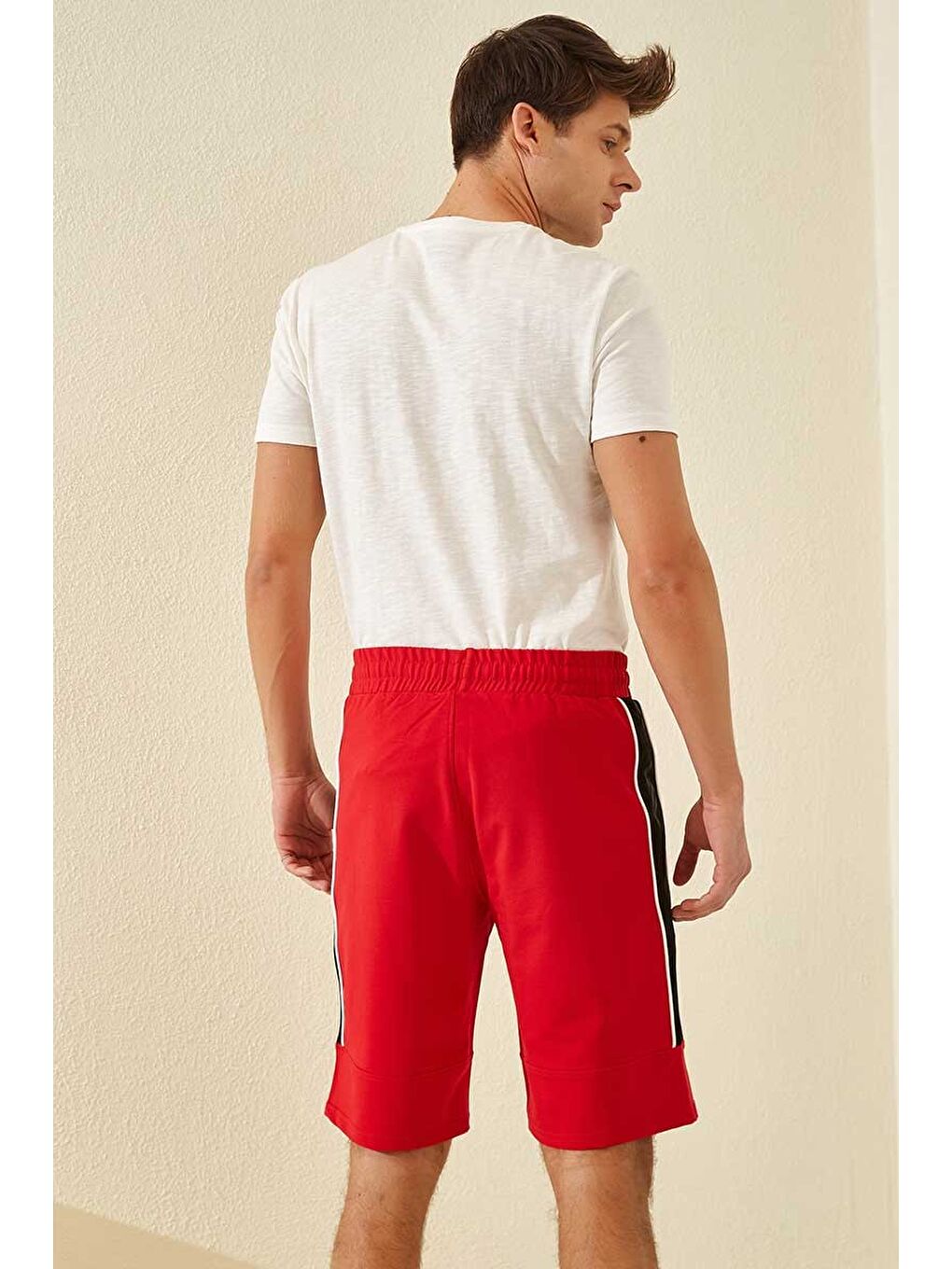 Kırmızı Yan Şeritli Standart Kalıp Erkek Şort - 81148-4