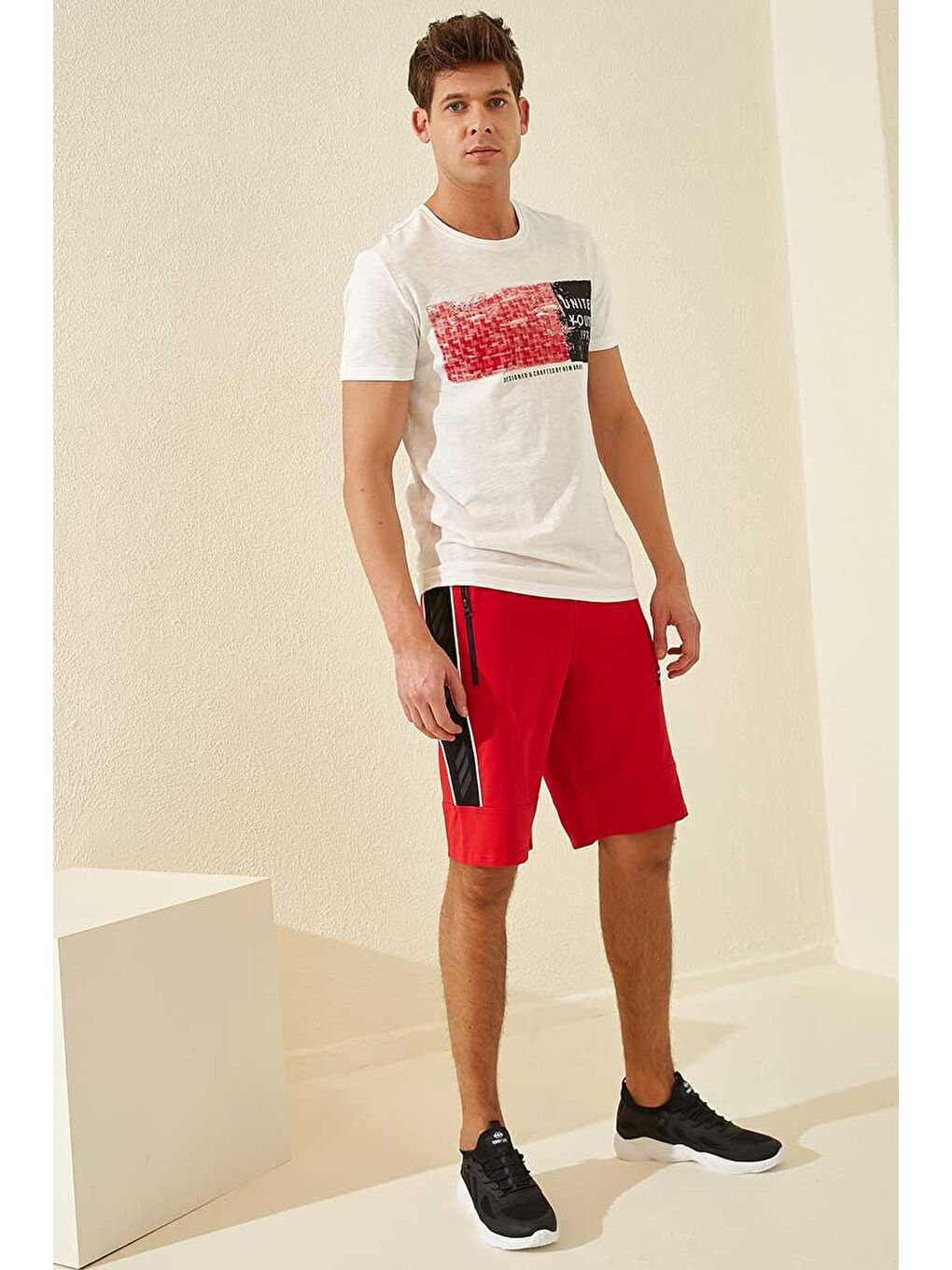 Kırmızı Yan Şeritli Standart Kalıp Erkek Şort - 81148-8