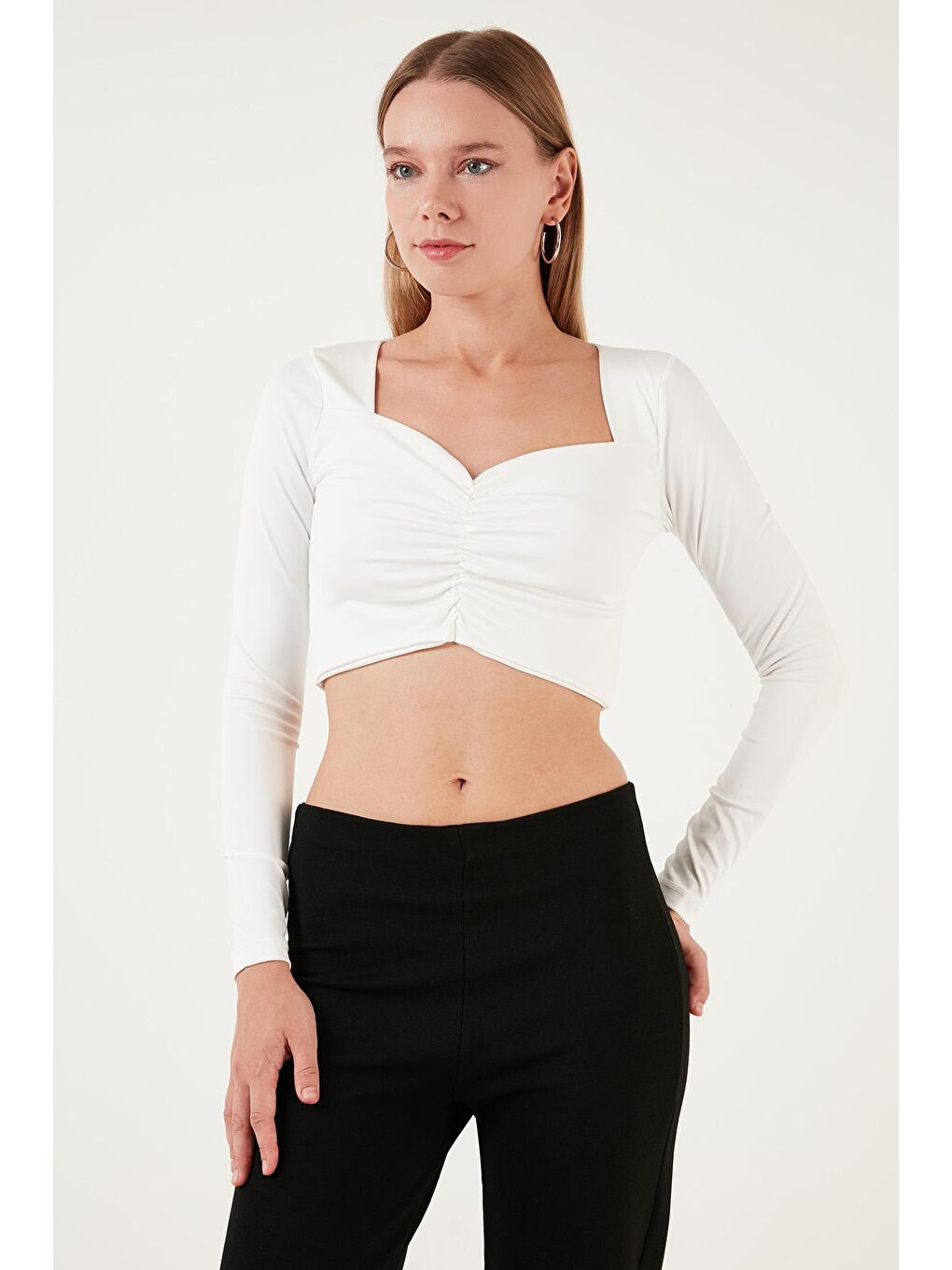 Lela Beyaz Slim Fit Kalp Yaka Önü Büzgülü Crop Bluz 5865401 - 2