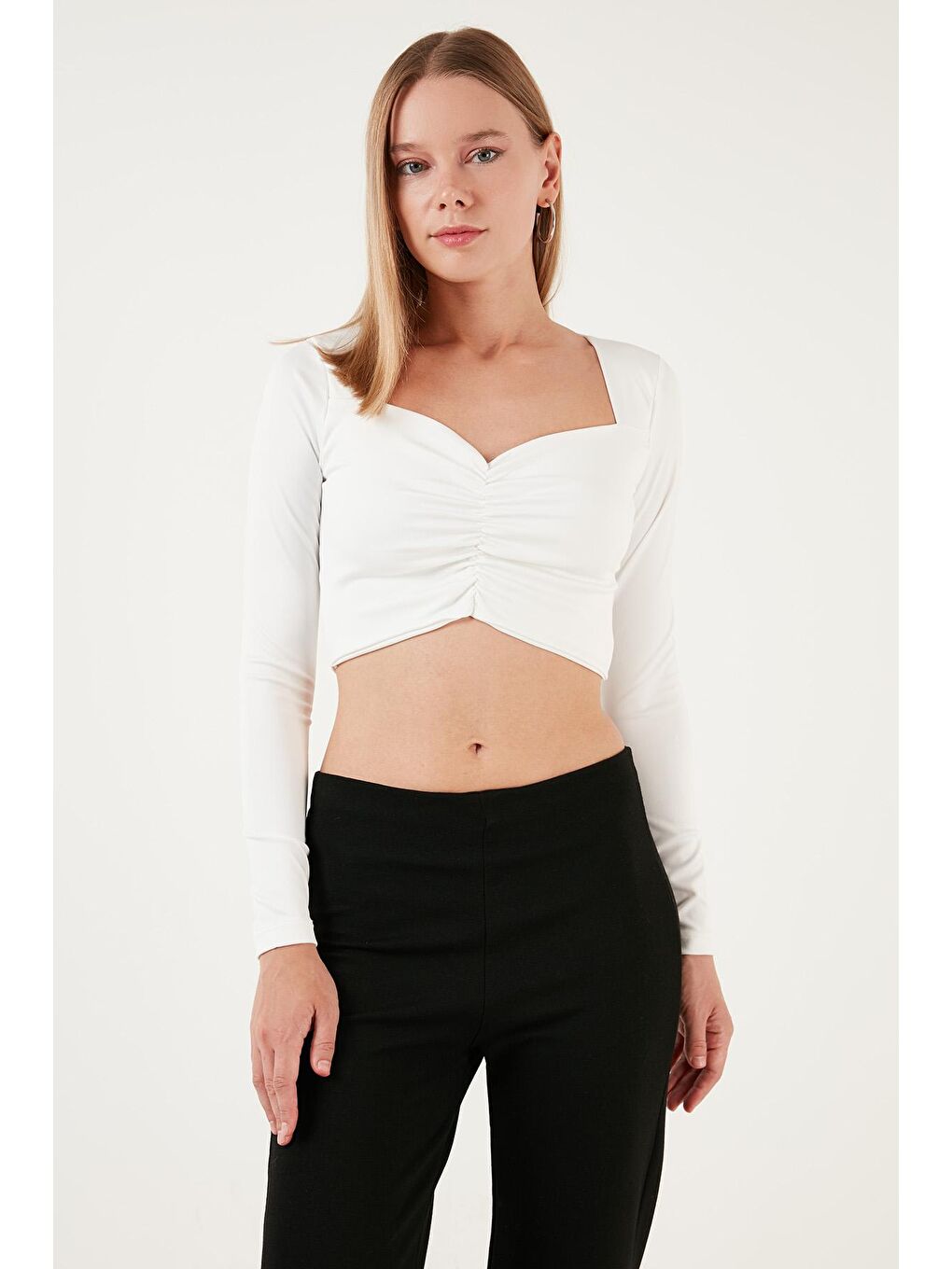 Lela Beyaz Slim Fit Kalp Yaka Önü Büzgülü Crop Bluz 5865401 - 3