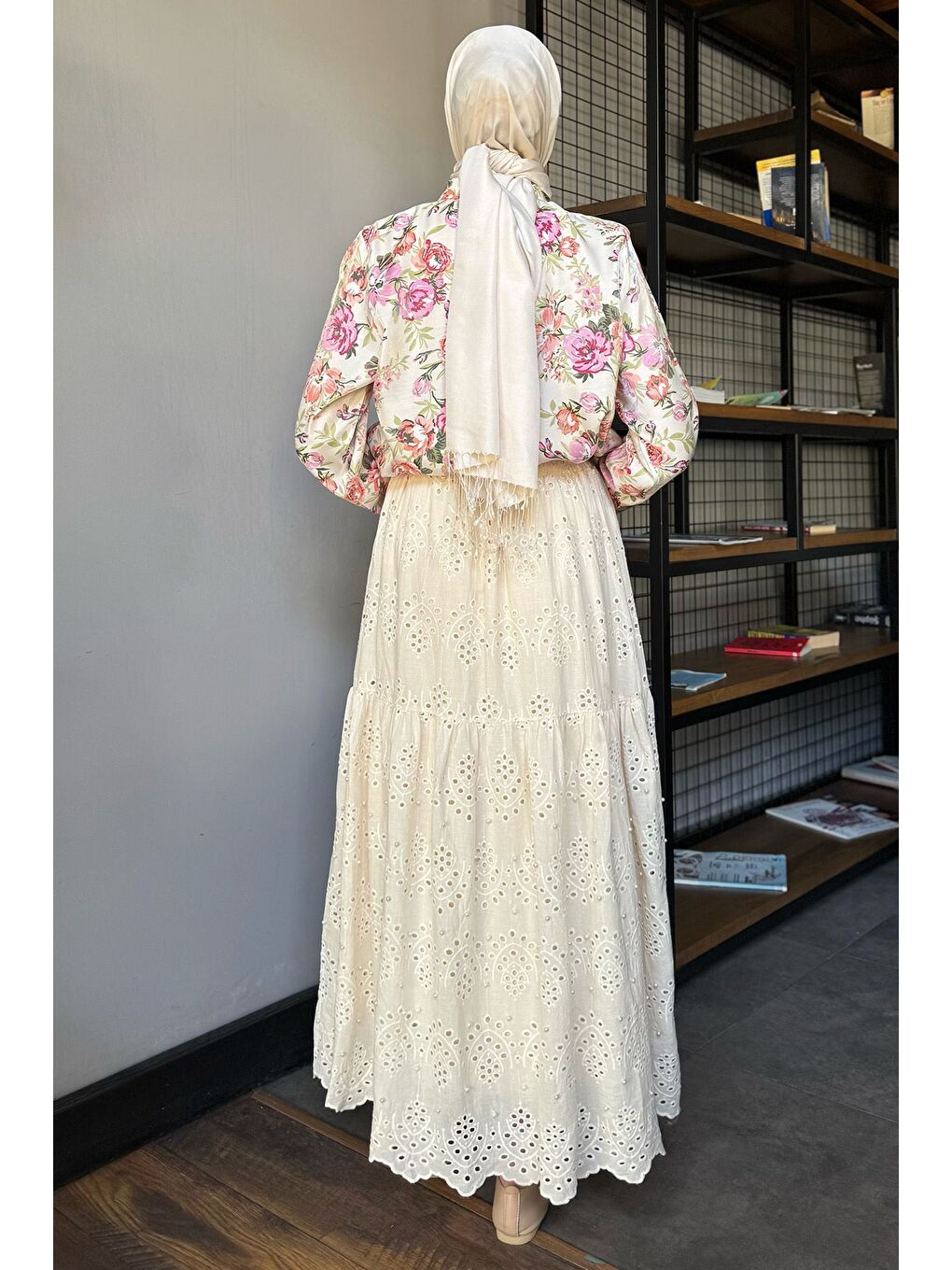 Bej Kadın Bel Lastikli İnci Detaylı Fistolu Tesettür Etek-3