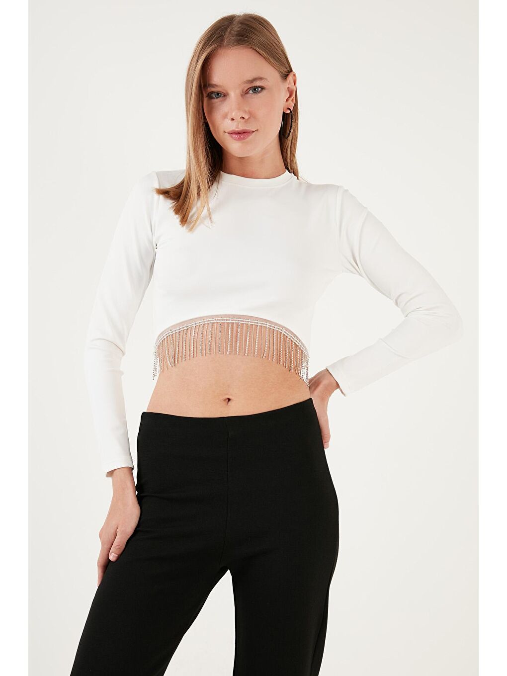 Lela Beyaz Slim Fit Bisiklet Yaka Zincirli Crop Bluz 5865397 - 2