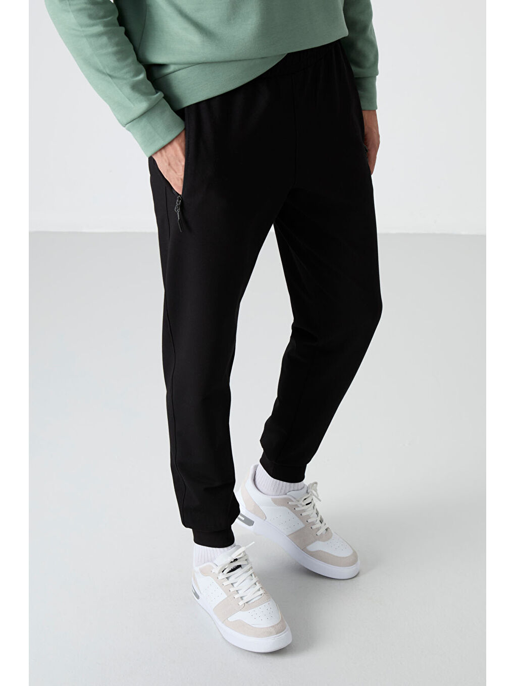 Siyah Air Baskılı Fermuar Cepli Standart Kalıp Erkek Jogger Eşofman Altı- 84587-3