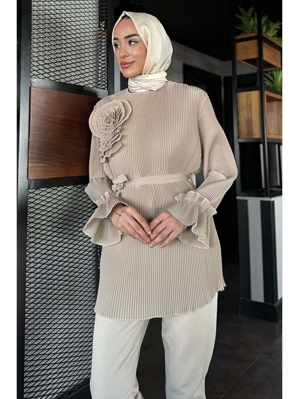 Bej Yaka Gül Detaylı Piliseli Kol Lastikli Tesettür Tunik