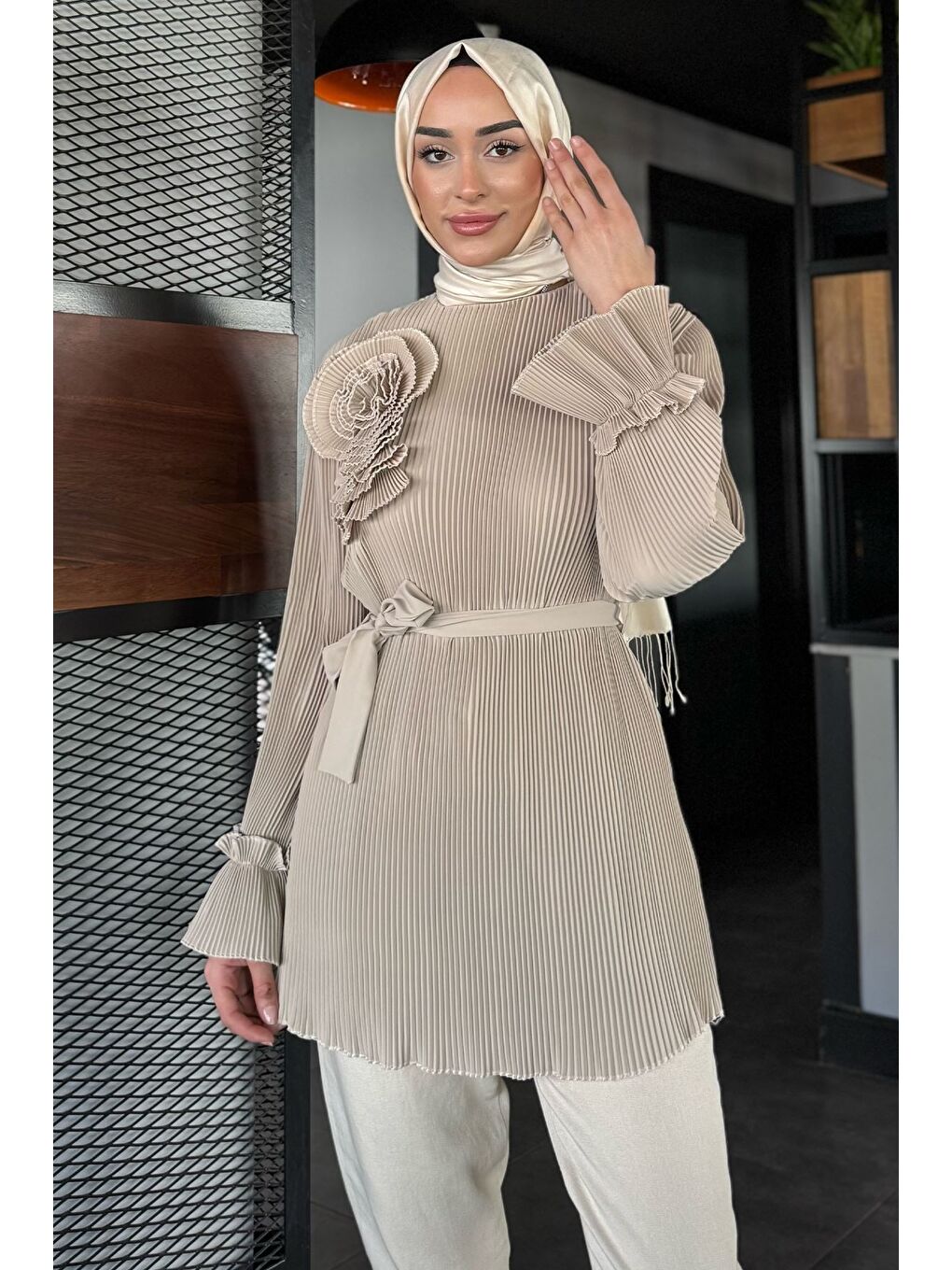 Bej Yaka Gül Detaylı Piliseli Kol Lastikli Tesettür Tunik-1