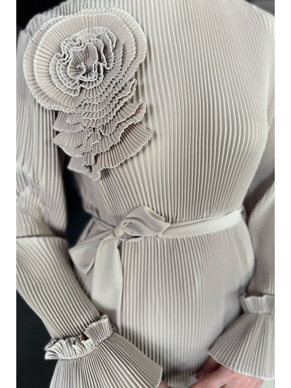 Bej Yaka Gül Detaylı Piliseli Kol Lastikli Tesettür Tunik-2