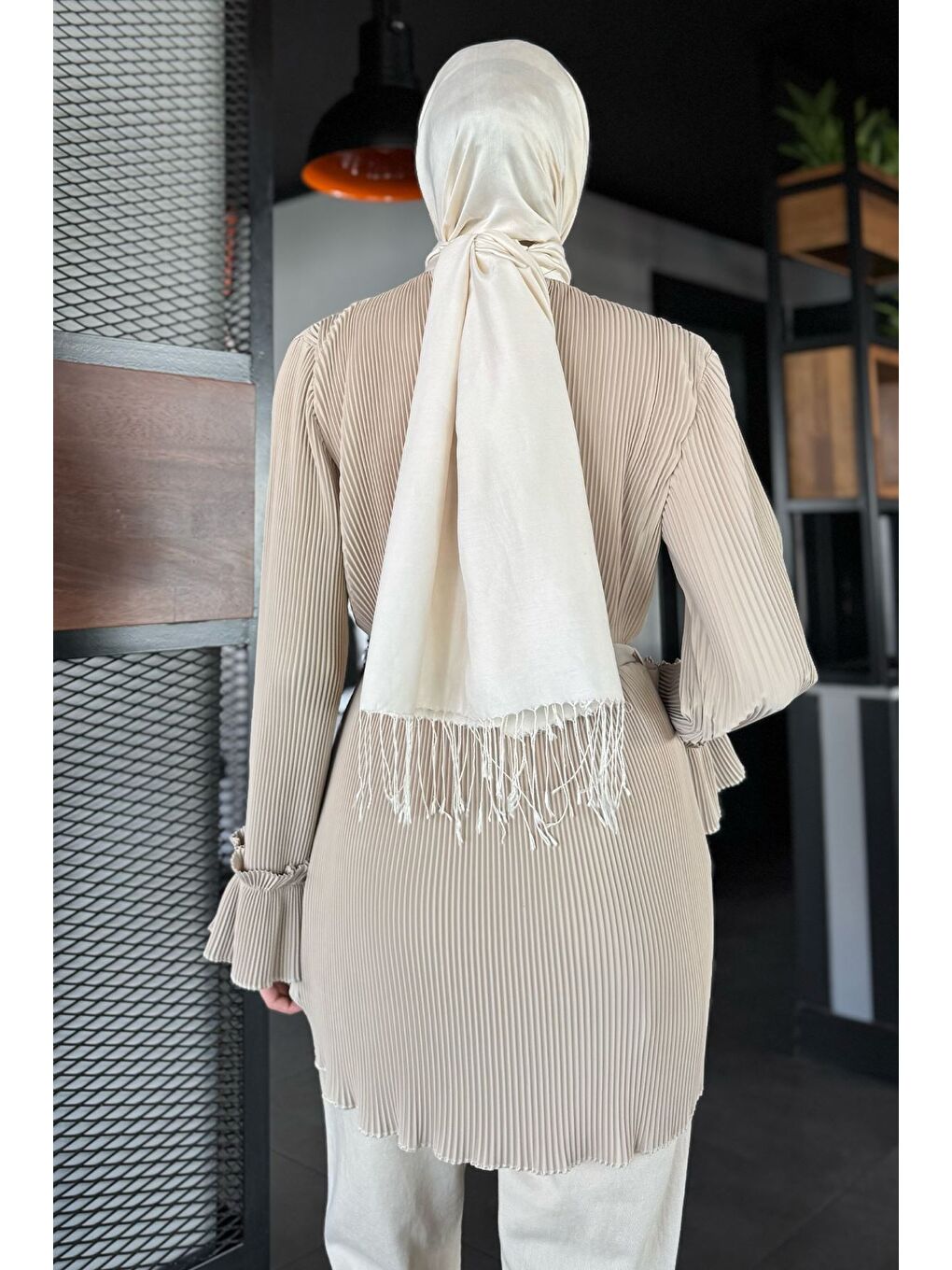 Bej Yaka Gül Detaylı Piliseli Kol Lastikli Tesettür Tunik-3