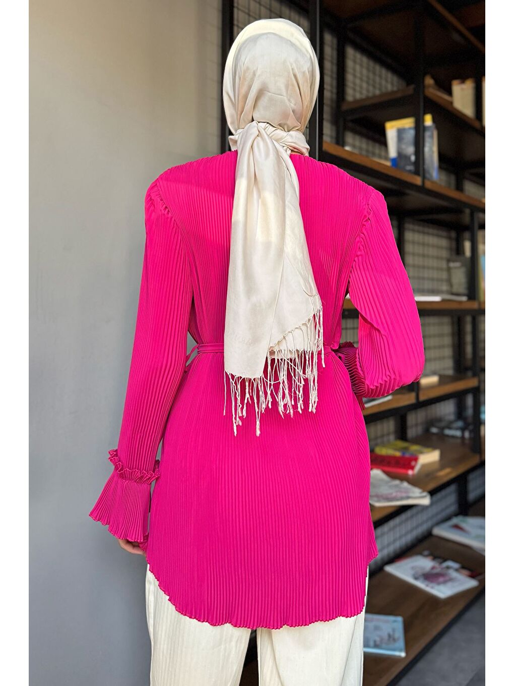 Fuşya Yaka Gül Detaylı Piliseli Kol Lastikli Tesettür Tunik-3