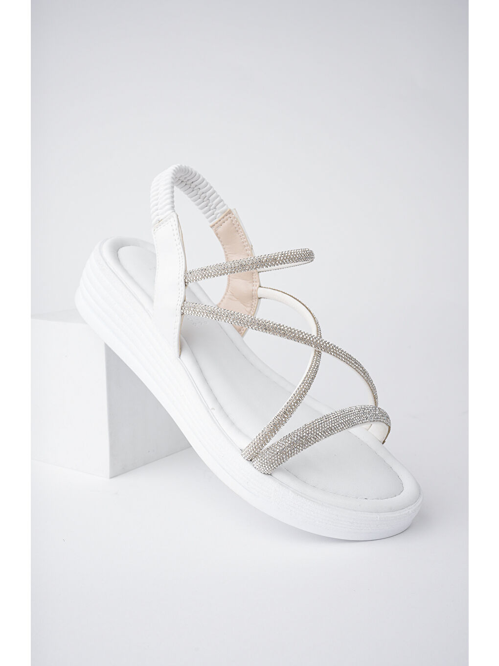 Beyaz CAMİLA Hafif Taban Lastikli Taşlı Günlük Kadın Sandalet-3