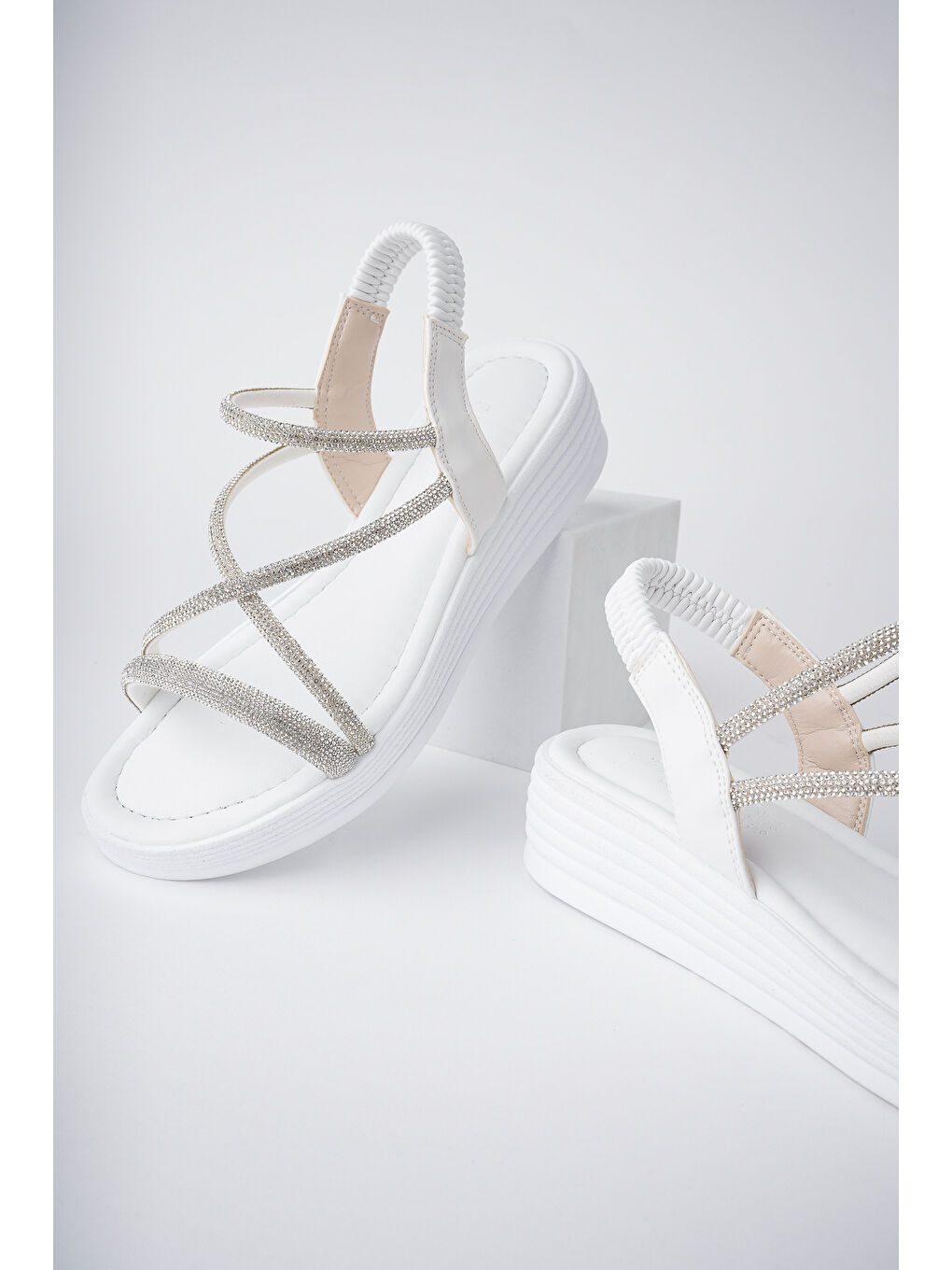 Beyaz CAMİLA Hafif Taban Lastikli Taşlı Günlük Kadın Sandalet-5