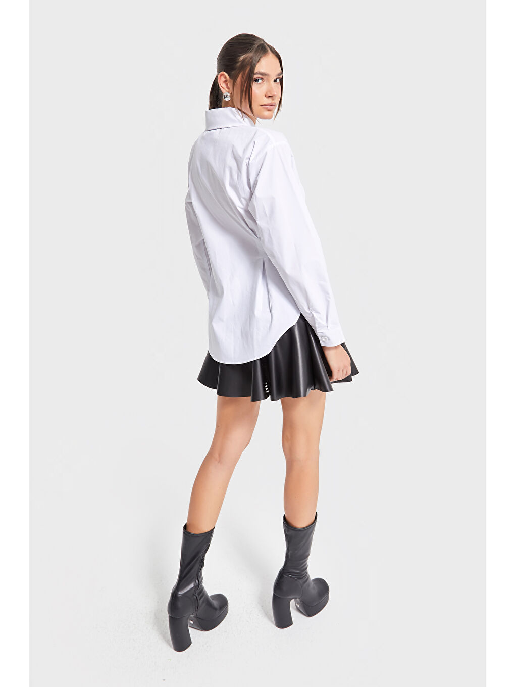 Kadın Beyaz Renk Yaka Detaylı Oversize Özel Tasarım Gömlek-2